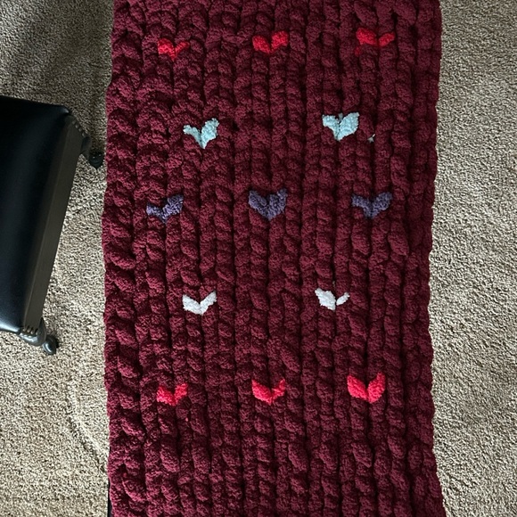 Handmade chunky knit Merlot coloured pet bed with multi coloured hearts - Picture 2 of 6